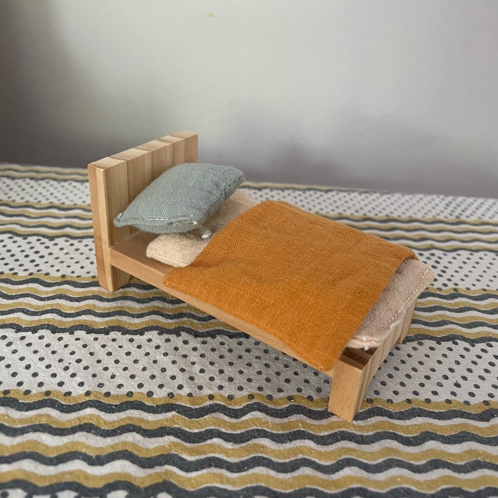 Holdie Folk single bed